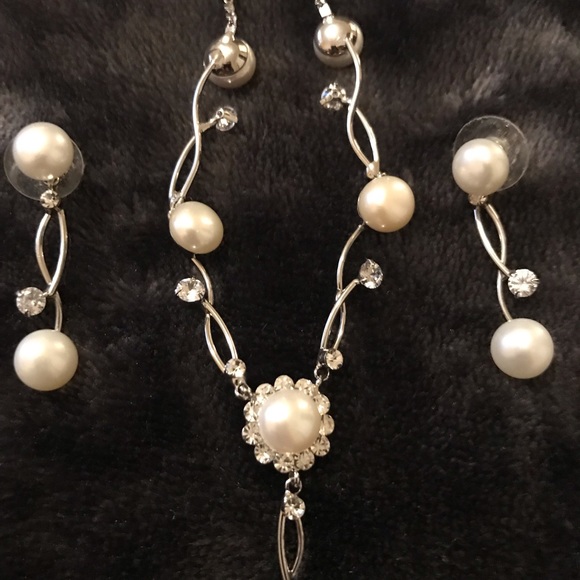 4/&15 Pearl costume jewelry set - Picture 2 of 2